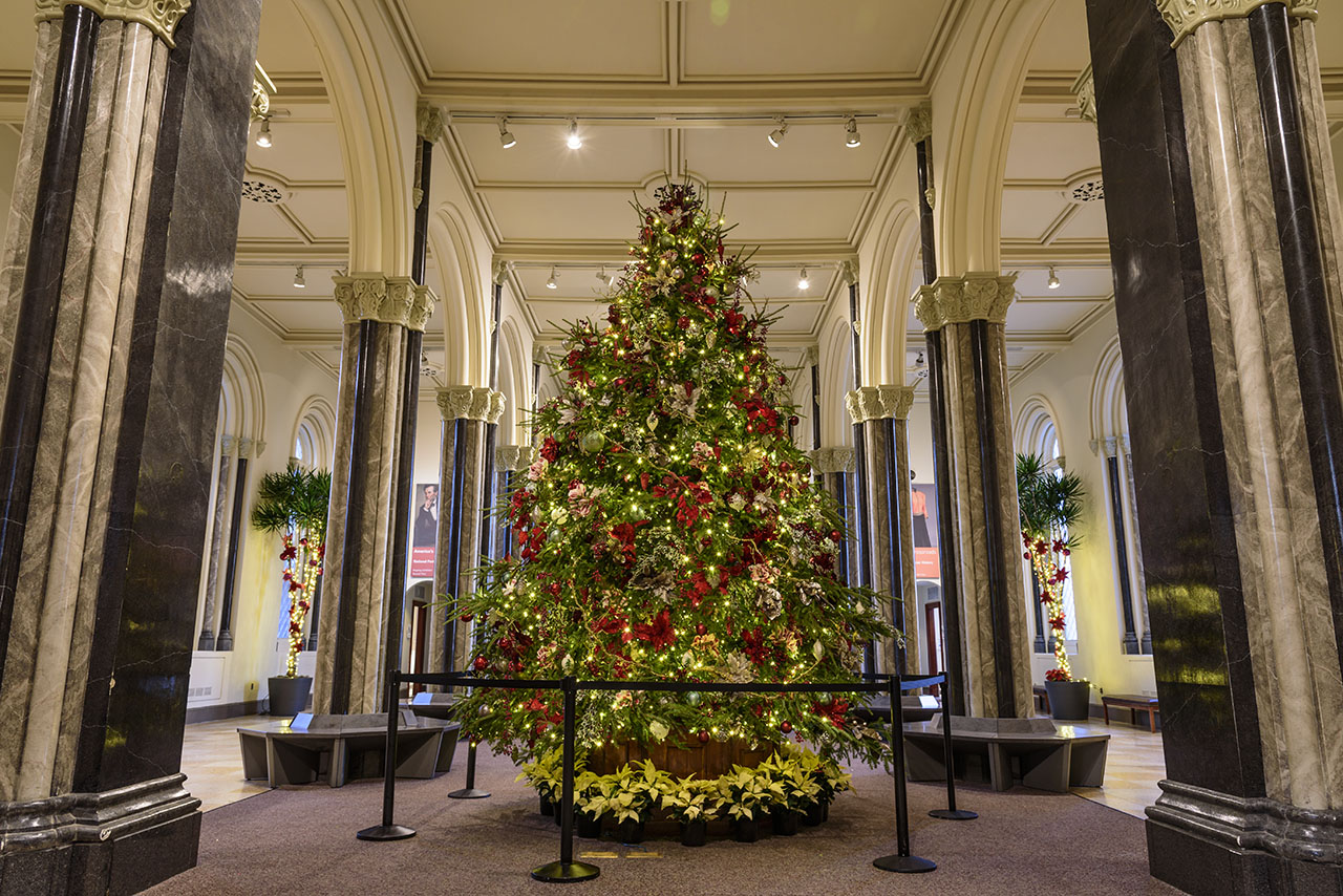 New York, USA,16 Dec 2020. A very tall Christmas tree decoration