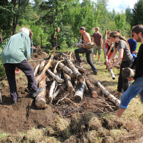 Gardeners create a Hugelkultur bed 