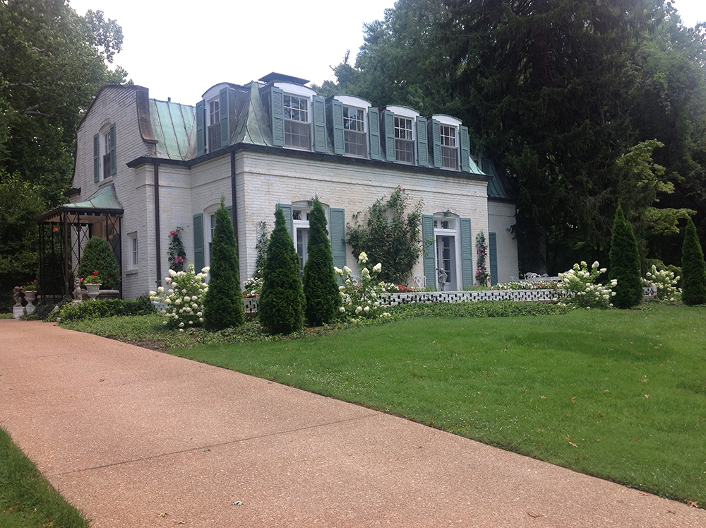 The pierced brick wall designed and constructed by the owners in the 1950s clearly denotes the entrance sequence.