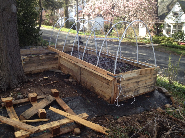 Pallet garden bed