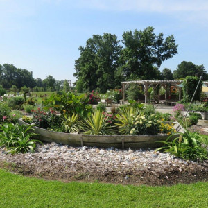 Adaptive gardening planters