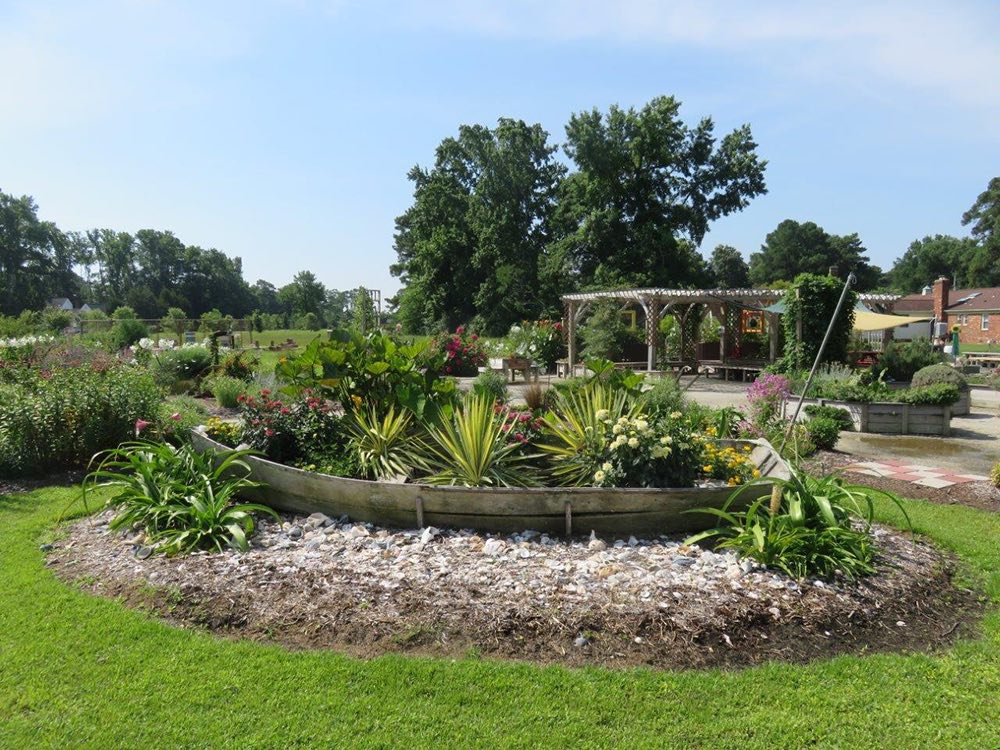 Adaptive gardening planters