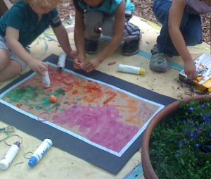 The hexagonal bird bath ornamented with tiles serves to thank donors for their contributions and beautify the garden.