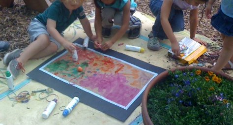 The hexagonal bird bath ornamented with tiles serves to thank donors for their contributions and beautify the garden.