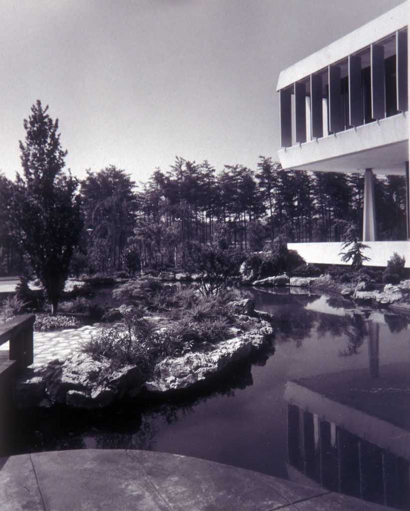 Ethelbert Furlong designed an outdoor shelter to complement the Japanese-style pond and gardens at Capitol Car Distributors. Stewart Brothers, photographers, circa 1966. Smithsonian Institution, Archives of American Gardens, Garden Club of America Collection.